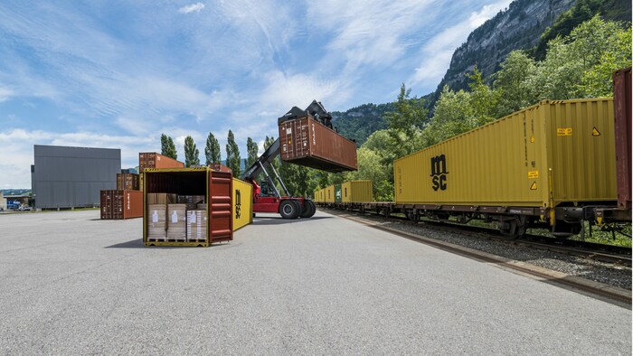 Seit 2009 hat Blum einen eigenen Gleisanschluss. Im eigenen Umschmelzofen werden Zinkreste ...