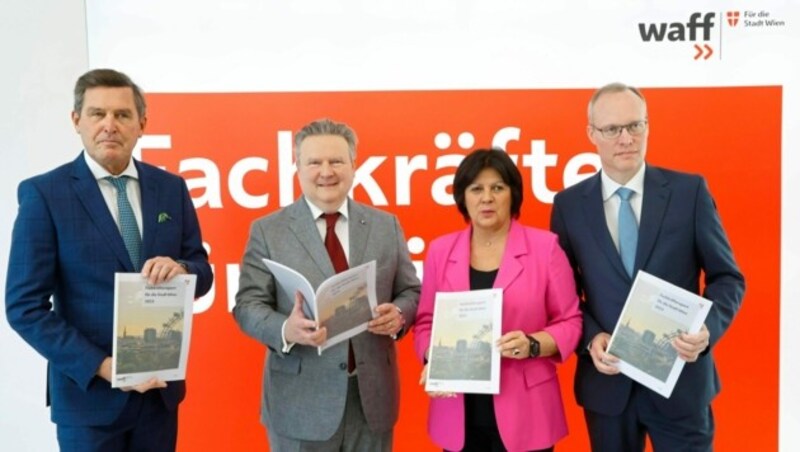 Wirtschaftsstadtrat Peter Hanke, Bürgermeister Michael Ludwig, AK-Präsidentin Renate Anderl und WKW-Vize Alexander Biach präsentierten die Initiative gemeinsam im waff. (Bild: Klemens Groh)