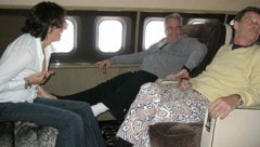 Jean-Luc Brunel (rechts) in einem Privatjet mit Jeffrey Epstein und Ghislaine Maxwell (Bild: SDNY/Zuma/picturedesk.com)