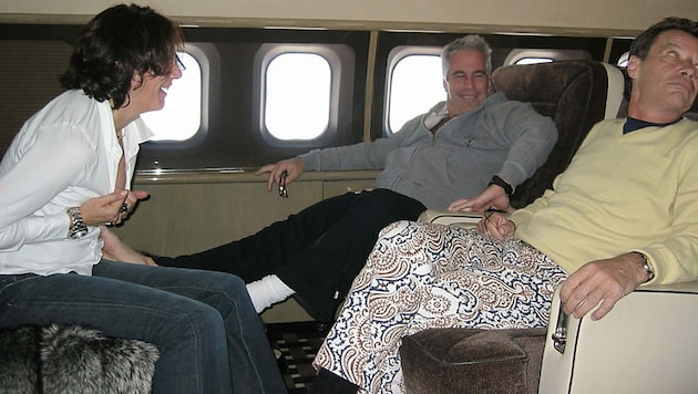 Jean-Luc Brunel (rechts) in einem Privatjet mit Jeffrey Epstein und Ghislaine Maxwell (Bild: SDNY/Zuma/picturedesk.com)