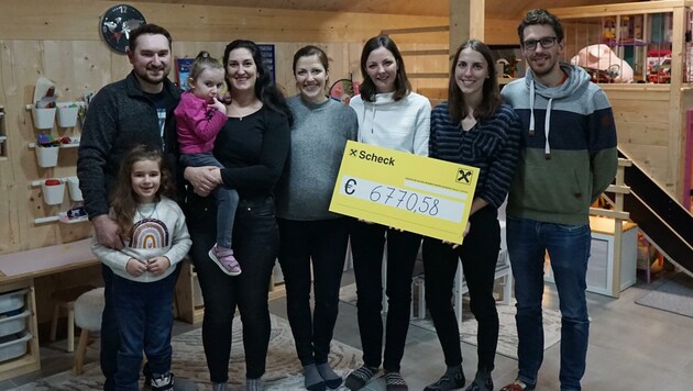 Leonie kam mit ihrer Schwester Marie und Papa Hannes (links), um sich bei den Machern des Rotholzer Advents für die großzügige Spende und die Unterstützung zu bedanken. (Bild: ZOOM.TIROL)