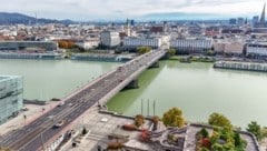 Noch vor dem Winter wird den Radfahrern auf der Nibelungenbrücke mehr Platz eingeräumt.  (Bild: Dostal Harald)