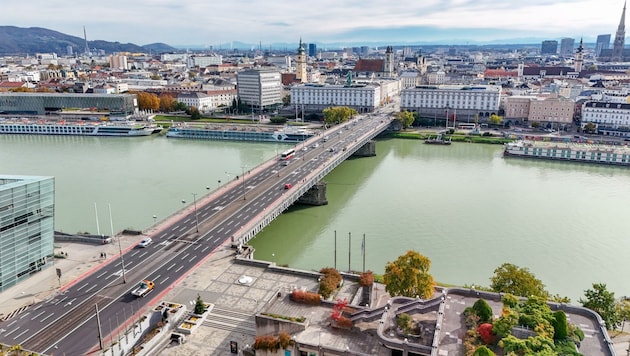 Noch vor dem Winter wird den Radfahrern auf der Nibelungenbrücke mehr Platz eingeräumt.  (Bild: Dostal Harald)