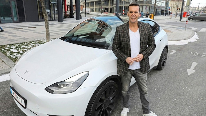 Thomas K.s Tesla hat den Vorfall aufgezeichnet. Der junge Mann klopft mit der Pistole gegen die ...