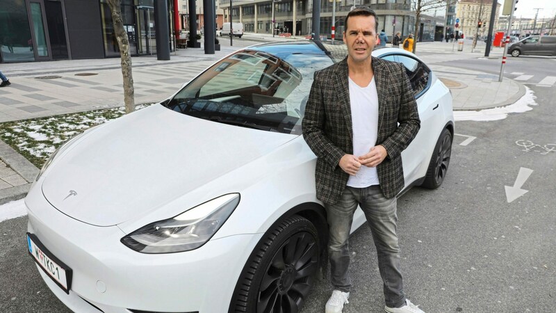 Thomas K.s Tesla hat den Vorfall aufgezeichnet. Der junge Mann klopft mit der Pistole gegen die Wagenscheibe und wirkt aggressiv. Der Schock bei den Insassen im Auto sitzt tief. (Bild: Martin Jöchl)