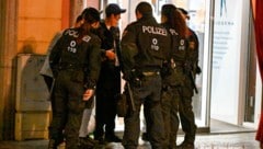 Polizisten mit ausländischen Wurzeln sollen bei der Integrationsarbeit mithelfen, um Krawalle – wie etwa zu Halloween am 31. Oktober 2022 in Linz – zu verhindern. (Bild: Harald Dostal)