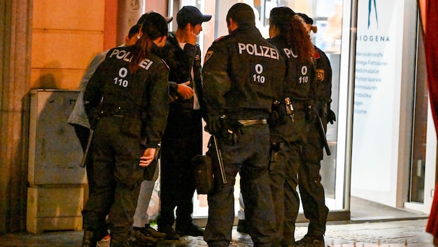 Polizisten mit ausländischen Wurzeln sollen bei der Integrationsarbeit mithelfen, um Krawalle – wie etwa zu Halloween am 31. Oktober 2022 in Linz – zu verhindern. (Bild: Harald Dostal)