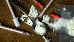 Auch vom Kokain- sowie - in seltenen Fällen - Heroingebrauch ist die Rede - trotzdem können sich die Jugendlichen drauf verlassen, dass sie in dieser Wohngemeinschaft Halt und Hilfe finden. (Bild: stock.adobe.com)