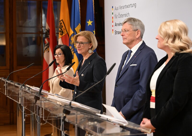 Pressekonferenz im Palais Niederösterreich: Die neue Bundesratspräsidentin Margit Göll, NÖ-Landeshauptfrau Johanna Mikl-Leitner, Kärntens Landeshauptmann Peter Kaiser und Bundesrätin Claudia Arpa. (Bild: NLK Burchhart)