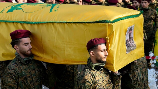 Trauerfeier für den erst kürzlich getöteten Hisbollah-Kommandanten Wissam al-Tawil, der bei einem mutmaßlich israelischen Drohnenangriff getötet worden ist. (Bild: AP)
