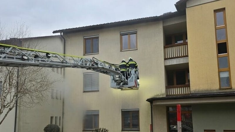 Drei Personen konnten über einen Balkon gerettet werden. (Bild: FF Feistritz/Drau)