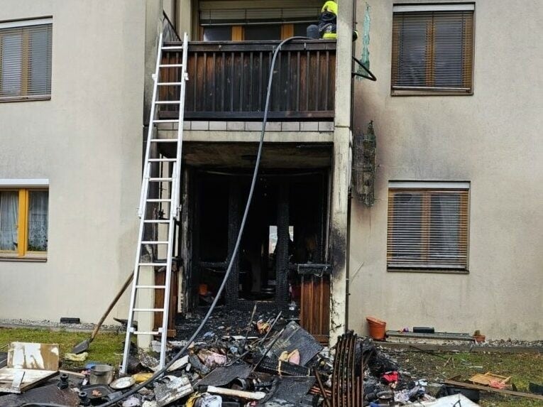 Drei Verletzte - Wohnhausbrand: Feuerwehr Rettet Mieter über Balkon ...