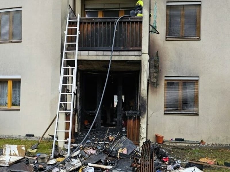 Die Flammen am Balkon hatten bereits ins Obergeschoss übergegriffen. (Bild: FF Feistritz/Drau)