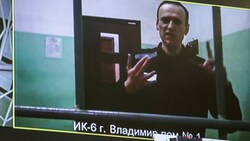 Die Aufnahme einer Überwachungskamera zeigt Alexej Nawalny. (Bild: AFP)