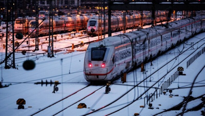 In der Nacht auf Mittwoch beginnen wieder einmal Warnstreiks bei der Deutschen Bahn. (Bild: APA/dpa/Matthias Balk)