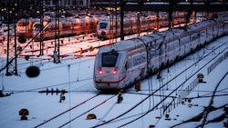 In der Nacht auf Mittwoch beginnen wieder einmal Warnstreiks bei der Deutschen Bahn. (Bild: APA/dpa/Matthias Balk)