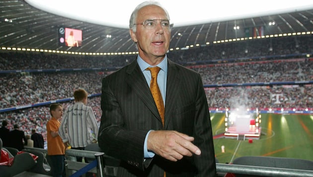 Franz Beckenbauer im Jahr 2005 bei der Eröffnung der Allianz-Arena. Am 19. Jänner findet im Stadion die große Trauerfeier statt. (Bild: Copyright 2024 The Associated Press. All rights reserved.)