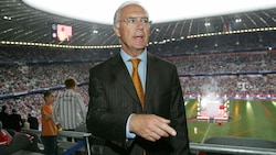 Franz Beckenbauer im Jahr 2005 bei der Eröffnung der Allianz-Arena. Am 19. Jänner findet im Stadion die große Trauerfeier statt. (Bild: Copyright 2024 The Associated Press. All rights reserved.)