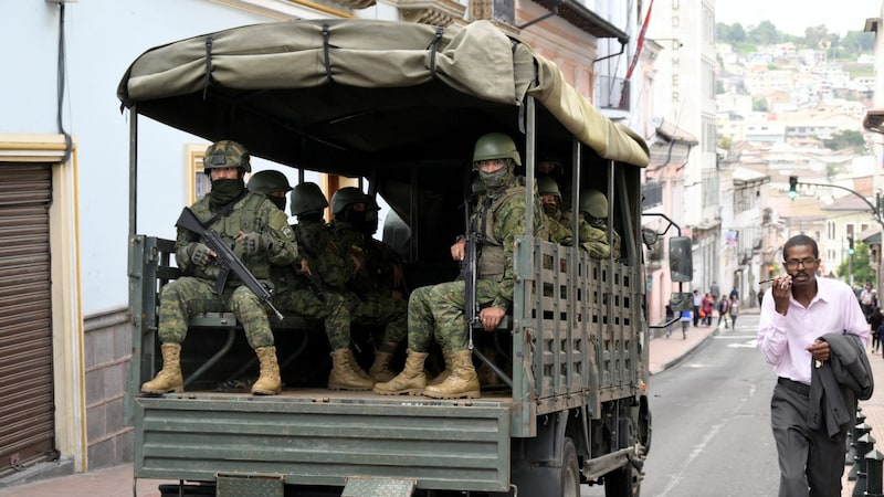 Das Militär in Quito (Bild: AFP)