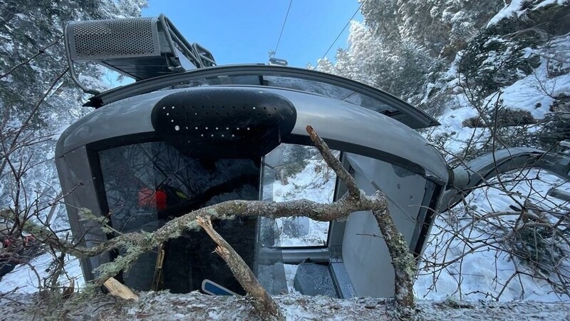 Dienstagvormittag kam es im Skigebiet Hochoetz zur Tragödie. Eine Gondel mit Vater, Sohn, Tochter und Onkel stürzte mehr als zehn Meter in die Tiefe. (Bild: Dr. Christian Niederwanger / Martin 2)