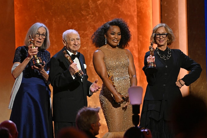 Carol Littleton, Mel Brooks, Angela Bassett und Michelle Satter posieren mti ihren Ehren-Oscars.