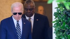 Rund einen Monat lang hat US-Verteidigungsminister Austin (hinten) seinem Boss Joe Biden und der Bevölkerung eine Prostatakrebs-Erkrankung verschwiegen. Erst nachdem Komplikationen auftraten, wurde die Öffentlichkeit informiert. (Bild: APA/AFP/MANDEL NGAN)