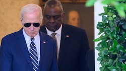 Rund einen Monat lang hat US-Verteidigungsminister Austin (hinten) seinem Boss Joe Biden und der Bevölkerung eine Prostatakrebs-Erkrankung verschwiegen. Erst nachdem Komplikationen auftraten, wurde die Öffentlichkeit informiert. (Bild: APA/AFP/MANDEL NGAN)