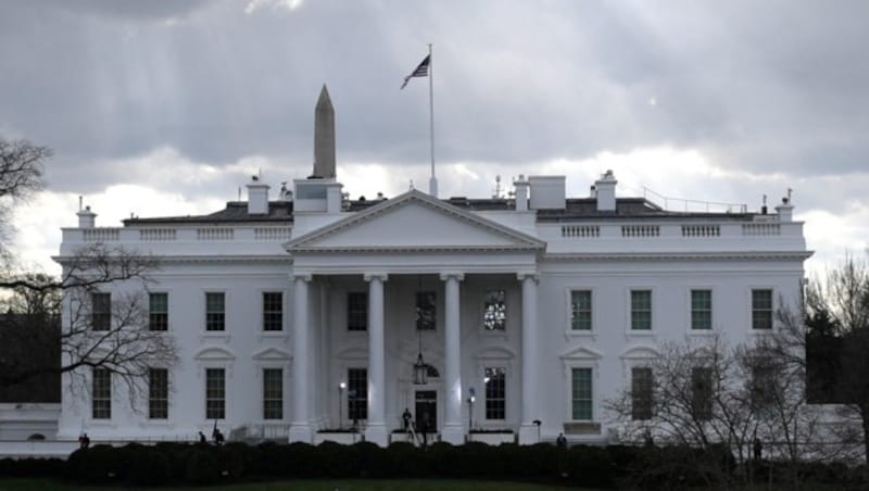 ... und dem Weißen Haus im Herzen der US-Hauptstadt hängt der Haussegen schief. (Bild: APA/AFP/PATRICK T. FALLON)