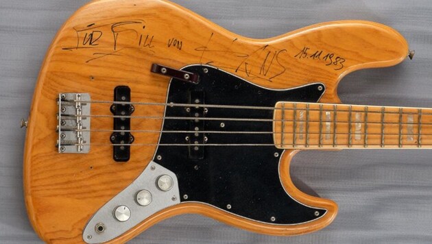 Eine persönliche Widmung auf dem E-Bass lautet „Für Bill von Hans, 15.11.1983“.