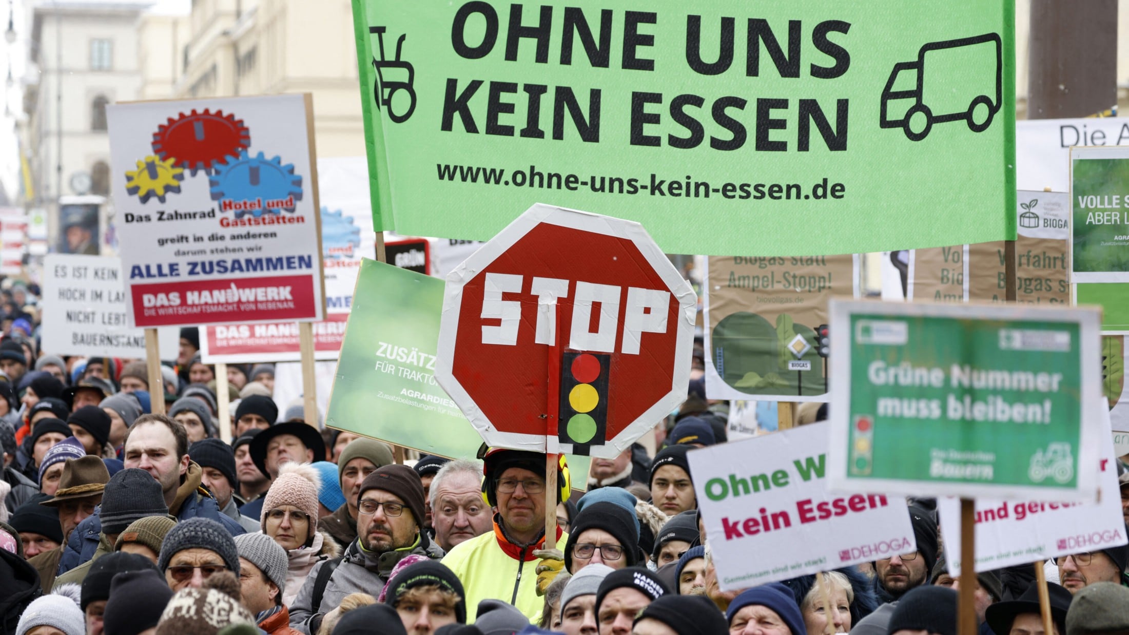 Blockaden Gehen Weiter - Bauernprotest: Nun Folgt Großkundgebung In ...