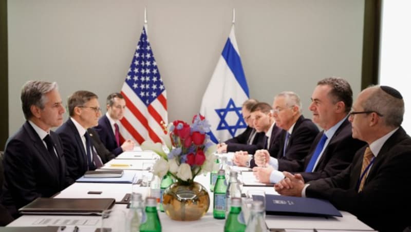 Das Team des US-Secretary of State in einer Sitzung mit Israels Regierung (Bild: AFP)