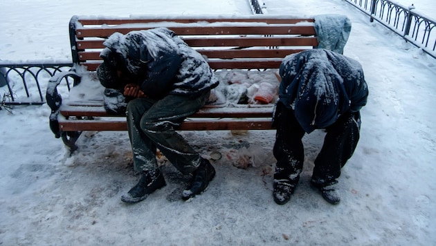 Besonders für Obdachlose ist die klirrende Kälte eine große Belastung. Die Caritas verweist erneut auf das Kältetelefon. (Bild: Mulderphoto/stock.adobe.com)