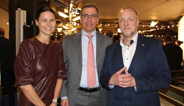 IV-Präsident Christoph Swarovski (Mitte) mit den Chefs vom Dienst der „Tiroler Krone“ - Jasmin Steiner und Markus Gassler - beim Empfang der Tiroler Industrie.