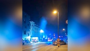 Bis über das Dach hinaus züngelten die Rauchschwaden in der Floridsdorfer Hauptstraße (Bild: Leserreporter Krone KREATIV)