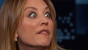 Kaley Cuoco schildert bei Jimmy Kimmel sehr eindrücklich, wie sehr sie sich über eine Frau im Flugzeug geärgert hat. (Bild: www.instagram.com/jimmykimmellive)