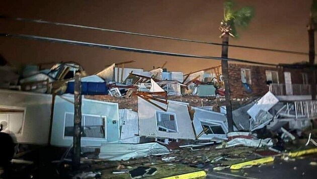 In den USA sind jetzt mindestens vier Menschen bei Winterstürmen ums Leben gekommen (Bild: Panama City Beach in Florida). (Bild: AP)