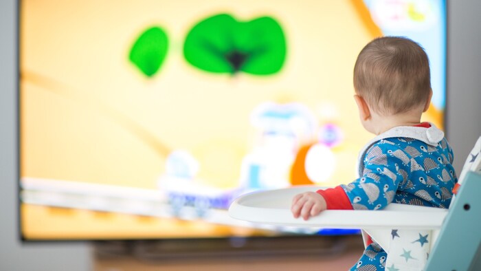 Kleinkinder unter zwei Jahren sollten am besten gar keine Zeit vor dem Bildschirm verbringen.