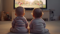 Der Fernseher ist für viele Eltern ein effektives Mittel, um ihren Nachwuchs ruhigzustellen. (Bild: Fox_Dsign - stock.adobe.com)
