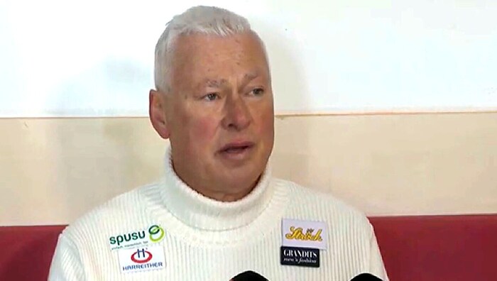 Toni Polster sprach nach seinem Magendurchbruch zu den Medien.
