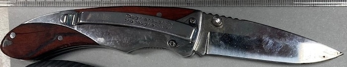 Die mutmaßliche Tatwaffe, ein Klappmesser, wurde von der Exekutive sichergestellt.