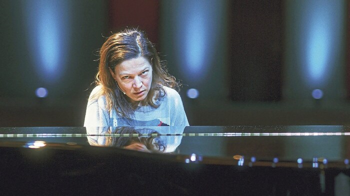 Hannah Herzsprungs Performance als fiktive Klaviervirtuosin Jenny von Loeben fesselt erneut.