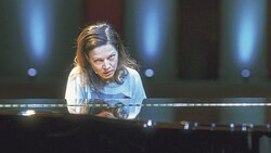 Hannah Herzsprungs Performance als fiktive Klaviervirtuosin Jenny von Loeben fesselt erneut. (Bild: Filmladen)