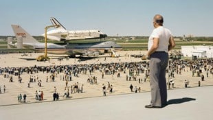 Joel Sternfeld fotografierte das Space Shuttle Columbia, als es in der Kelly Lackland Air Force Base in Texas ankam. (Bild: Albertina, Wien - Schenkung Joel Sternfeld)