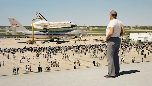 Joel Sternfeld fotografierte das Space Shuttle Columbia, als es in der Kelly Lackland Air Force Base in Texas ankam. (Bild: Albertina, Wien - Schenkung Joel Sternfeld)