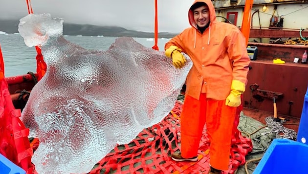 Firmen-Mitgründer Mark Vahl Rasmussen auf seinem Boot, mit dem uraltes Gletschereis eingesammelt wird. (Bild: Arctic Ice)