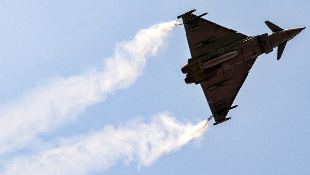 Die Eurofighter, die auch Saudi-Arabien einsetzt, können mit den Raketen, die nun geliefert werden dürfen, bestückt werden. (Bild: APA/AFP/Fayez Nureldine)