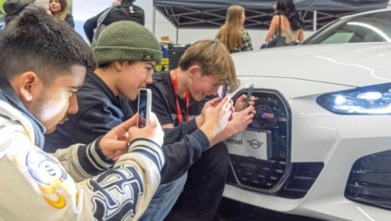 Diesen drei jungen Schülern haben es die Autos von der Unterberger Gruppe angetan. (Bild: Christian Forcher)