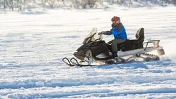 Mit den Schneemobilen werden Schäden an Wiesen und Feldern verursacht.