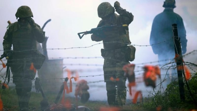 Schwedische Militärs bilden bereits ukrainische Soldaten in britischen Trainingscamps aus. (Bild: APA/AFP/POOL/Alastair Grant)
