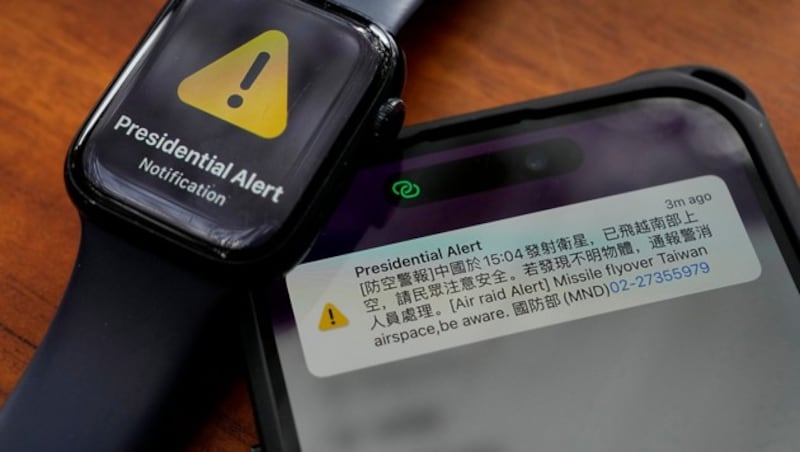 Alarmierung auf taiwanesischen Handys und Smartwatches  (Bild: AP)